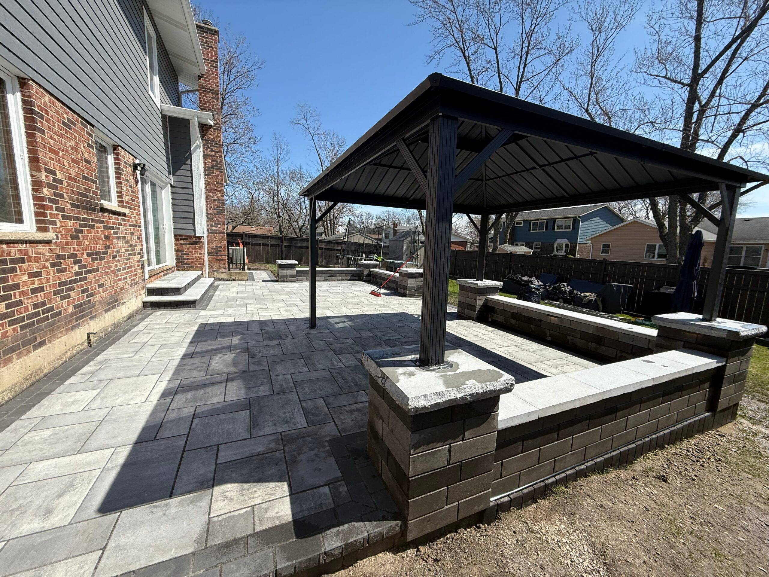 beacon hill smooth in granite fusion with holland premier dark charcoal border